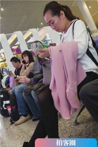 查看完整内容：4k-高铁站候车室拍摄成熟的黑丝性感美腿少妇。（视频版） - 共8张图片