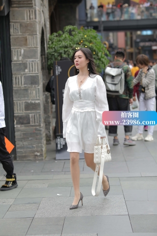 街拍白裙高跟美女