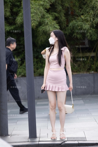 查看完整内容：街拍粉色裙白皙美女 - 共20张图片