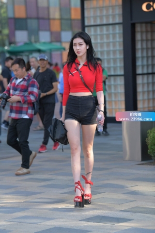 红衣小姐姐的腿看了令人热血沸腾