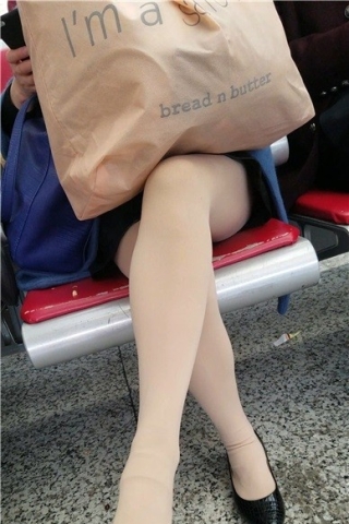 查看完整内容：4k-少妇挑选，难受了对面的人（视频版） - 共6张图片