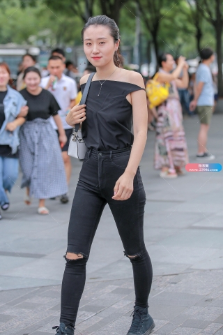 黑色牛仔裤小妹