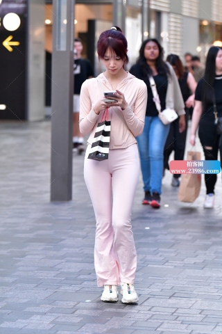 ★青春米白紧身裤美女