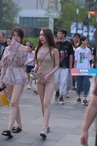 街拍披肩发美女