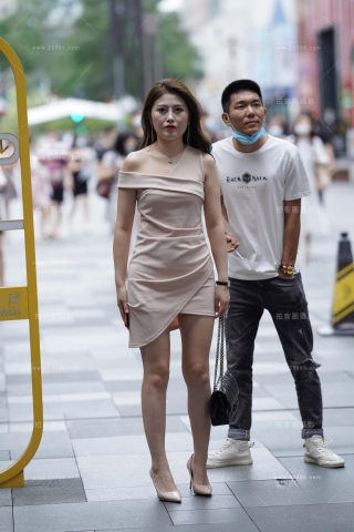 街拍米色高跟sf