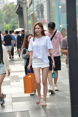 苗条白热裤美眉