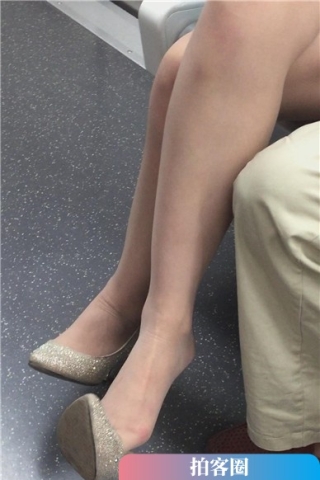 地铁上拍摄金色高跟鞋蓝裙少妇，挑些功夫炉火存青（视频版）
