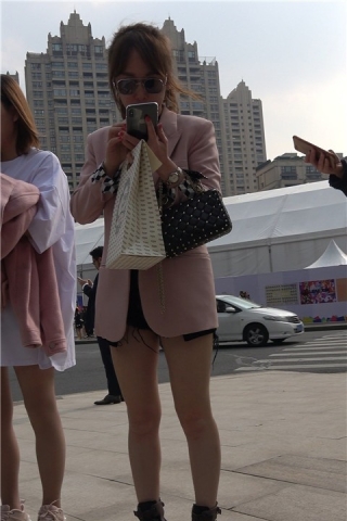 4K - 粉色西装外套街拍美腿热裤气质美女 [1.32 GB/MP4]（视频版）