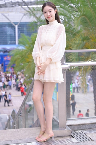 搭讪长得很乖的美腿小姐姐