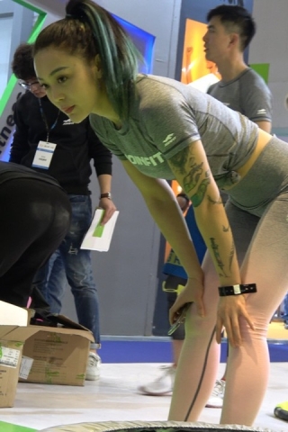 4K 灰色紧身弹力裤运动美女第二季 [1.12 GB]（视频版）