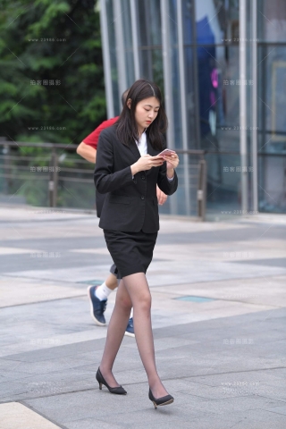 街拍黑丝制服美女