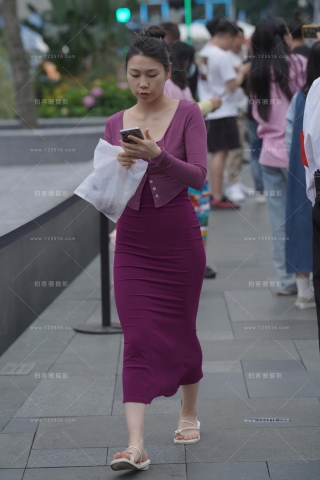 街拍紫色长裙美眉