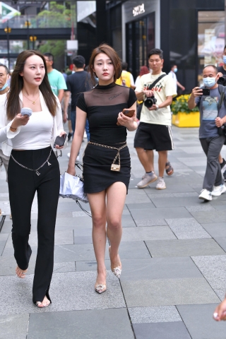 街拍黑色短裙美腿美女