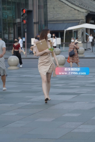 街拍清清爽爽米色群裙美女