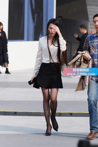 街拍黑丝高跟长发女子