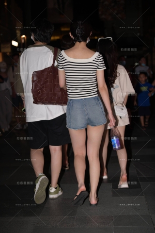 人字拖，热裤小女友