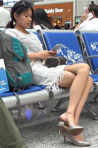 查看完整内容：4K - 性感高跟美腿连衣裙街拍美女 [3.26 GB/MP4]（视频版） - 共8张图片