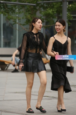 街拍皮短裙美女