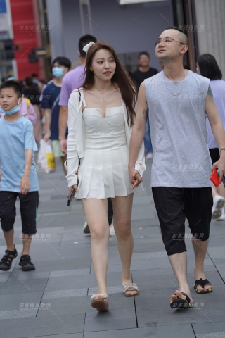 街拍白短裙白皙女盆友