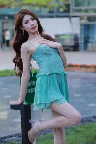 绿裙长腿美女