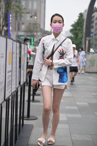 街拍苗条的白热裤美眉