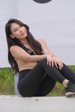 黑色瑜伽裤美女