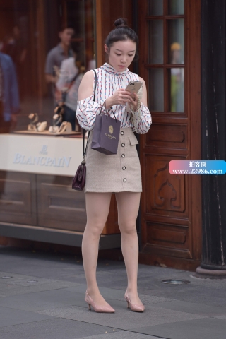 街拍短裙美女
