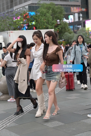 街拍大长腿牛仔短裙小姐姐