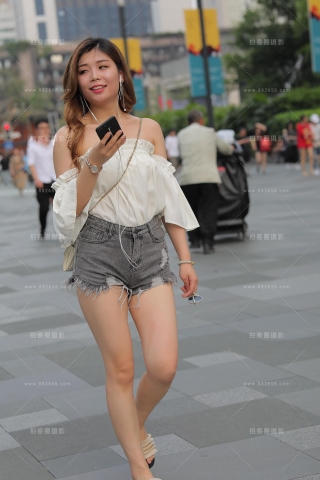 查看完整内容：【凯恩赛贴】甜美热裤小妹 - 共24张图片