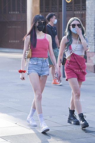 黑口罩，热裤长腿美眉