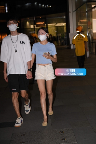 眼镜小哥牵手美腿女友