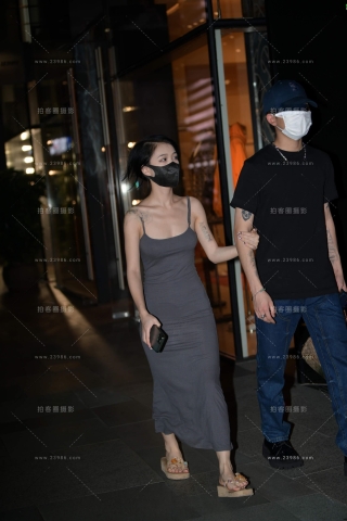 带纹身的吊带裙小女友