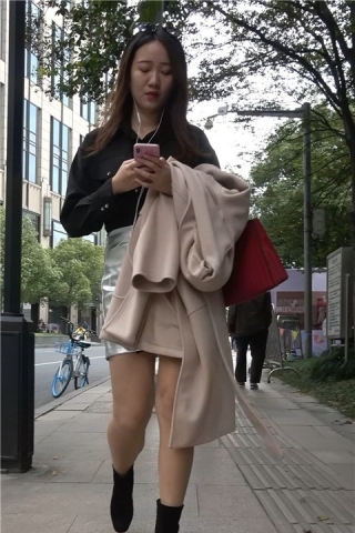 4K - 街拍美腿皮裙性感气质漂亮美女姐姐 [1.46 GB/MP4]（视频版）