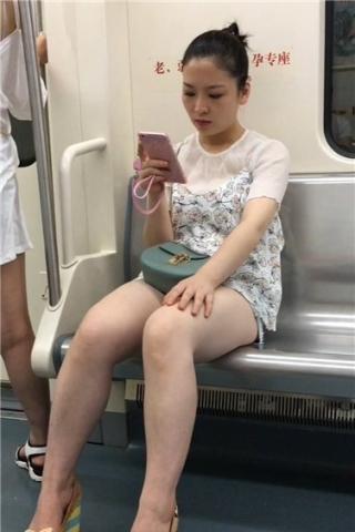 地铁上拍摄雪白美腿热裤白衣美女姐姐（视频版）