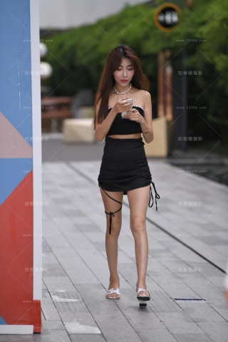 街拍苗条的黑色短裙小姐姐