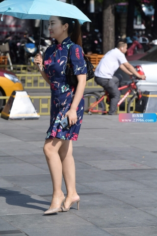 街拍风韵成熟型马尾辫美妇