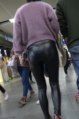 4K - 又一紧身黑色皮裤街拍丰臀短发美女 [937 MB]（视频版）