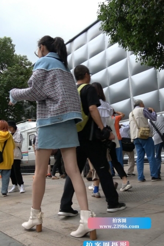 4K - 街拍苗条高挑眼镜妹 [1.65 GB/MP4]（视频版）