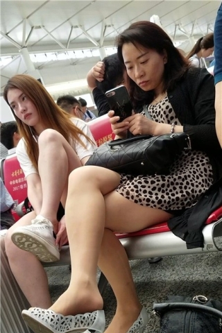 查看完整内容：4k-鱼嘴高跟鞋豹纹连衣裙街拍美腿（视频版） - 共8张图片