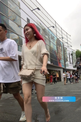 查看完整内容：4K - 性感米色短裙V领街拍高跟美女 [1.39 GB/MP4]（视频版） - 共10张图片