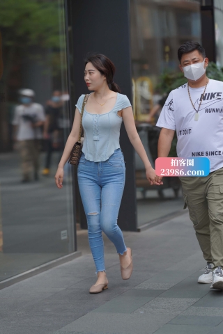 查看完整内容：街拍秀气蓝牛女孩（完整版） - 共16张图片