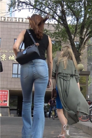 查看完整内容：4k超清，街拍丰臀性感大长腿喇叭蓝牛气质女神[954 MB]（视频版） - 共12张图片