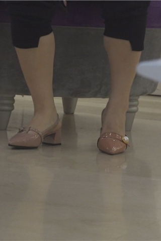 4k-试鞋的眼镜OL制服街拍美女（视频版）
