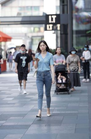 查看完整内容：街拍紧牛小姐姐 - 共20张图片