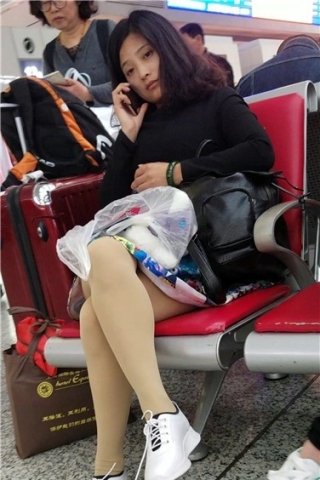 查看完整内容：4k超清，性感玉腿肉丝袜白色运动鞋美眉（视频版） - 共10张图片