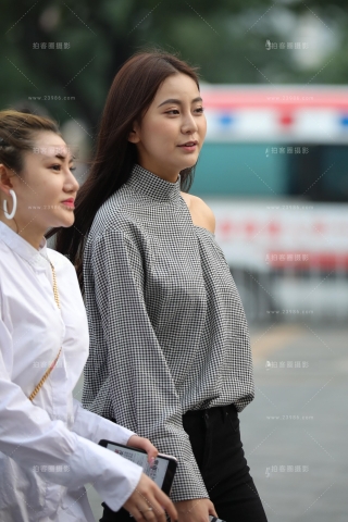 俏丽动人的美女