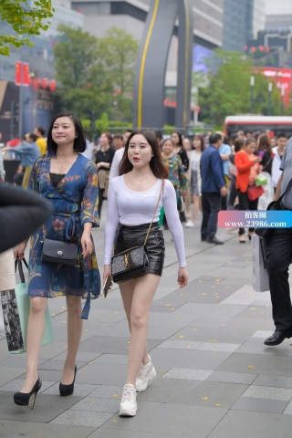 皮短裙街拍美女身材劲爆