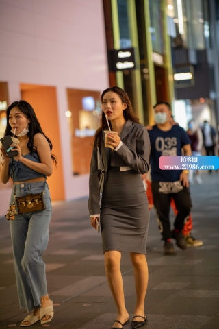 夜拍燕尾裙美女