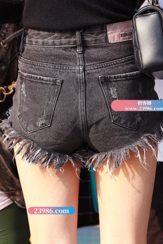 黄昏下的热裤 美腿 美眉