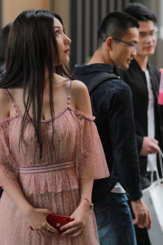 长得好看 才到处看看